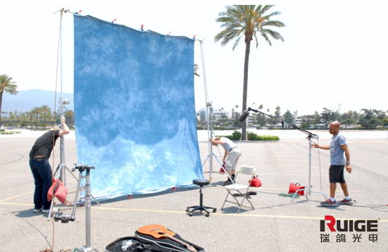 看好莱坞拍摄团队，如何巧妙运用自然光，在正午拍出瑞鸽广告大片