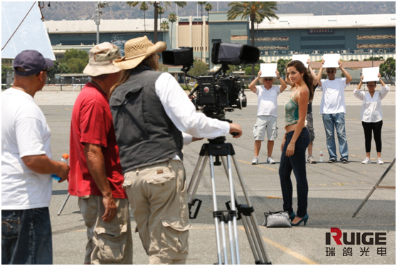 看好莱坞拍摄团队，如何巧妙运用自然光，在正午拍出瑞鸽广告大片